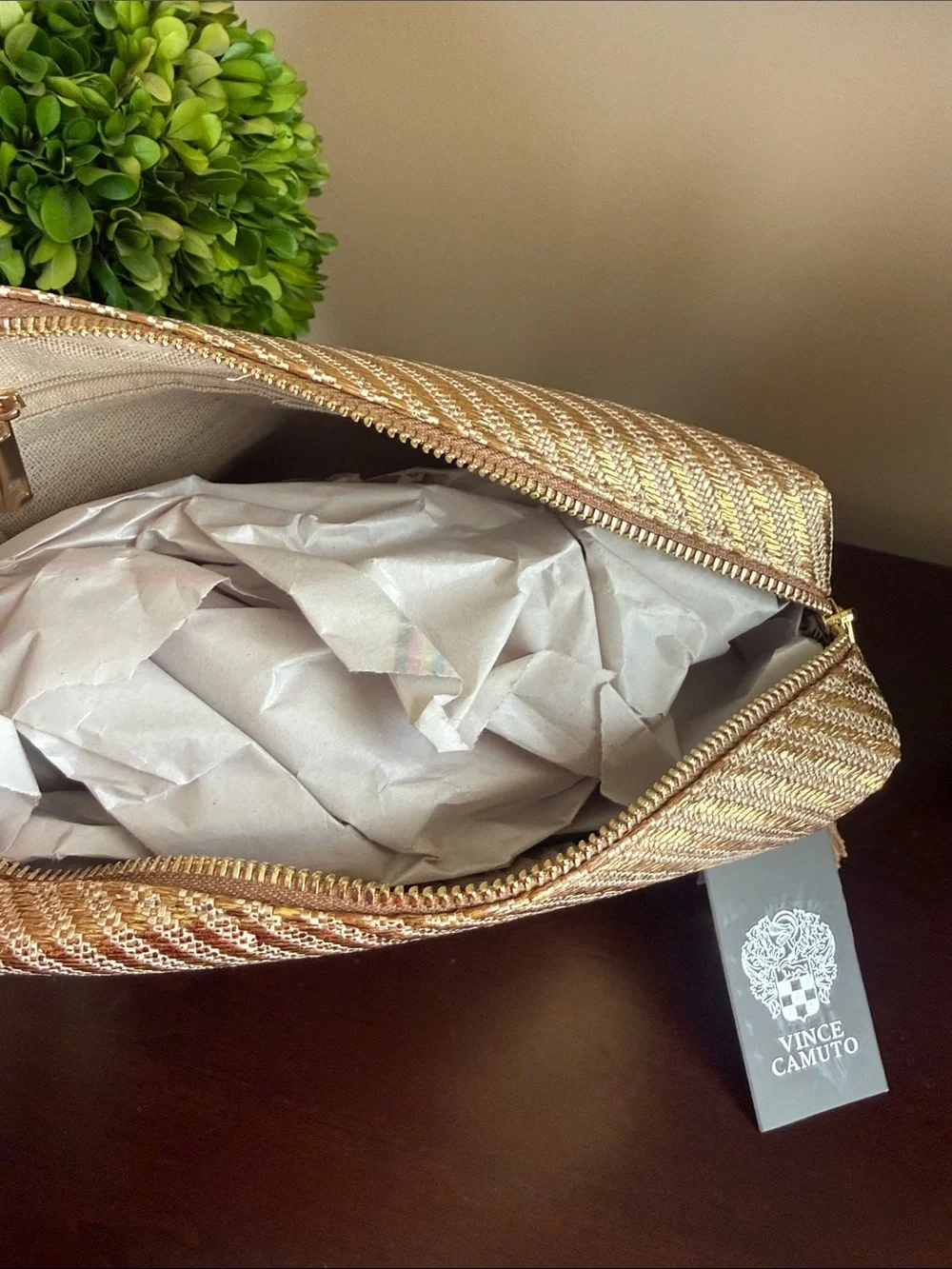 VINCE CAMUTO 💄IRIDESCENT GOLD-TONE COSMETIC BAG💄 WITH TASSEL CHARMS 🌟NWT🌟